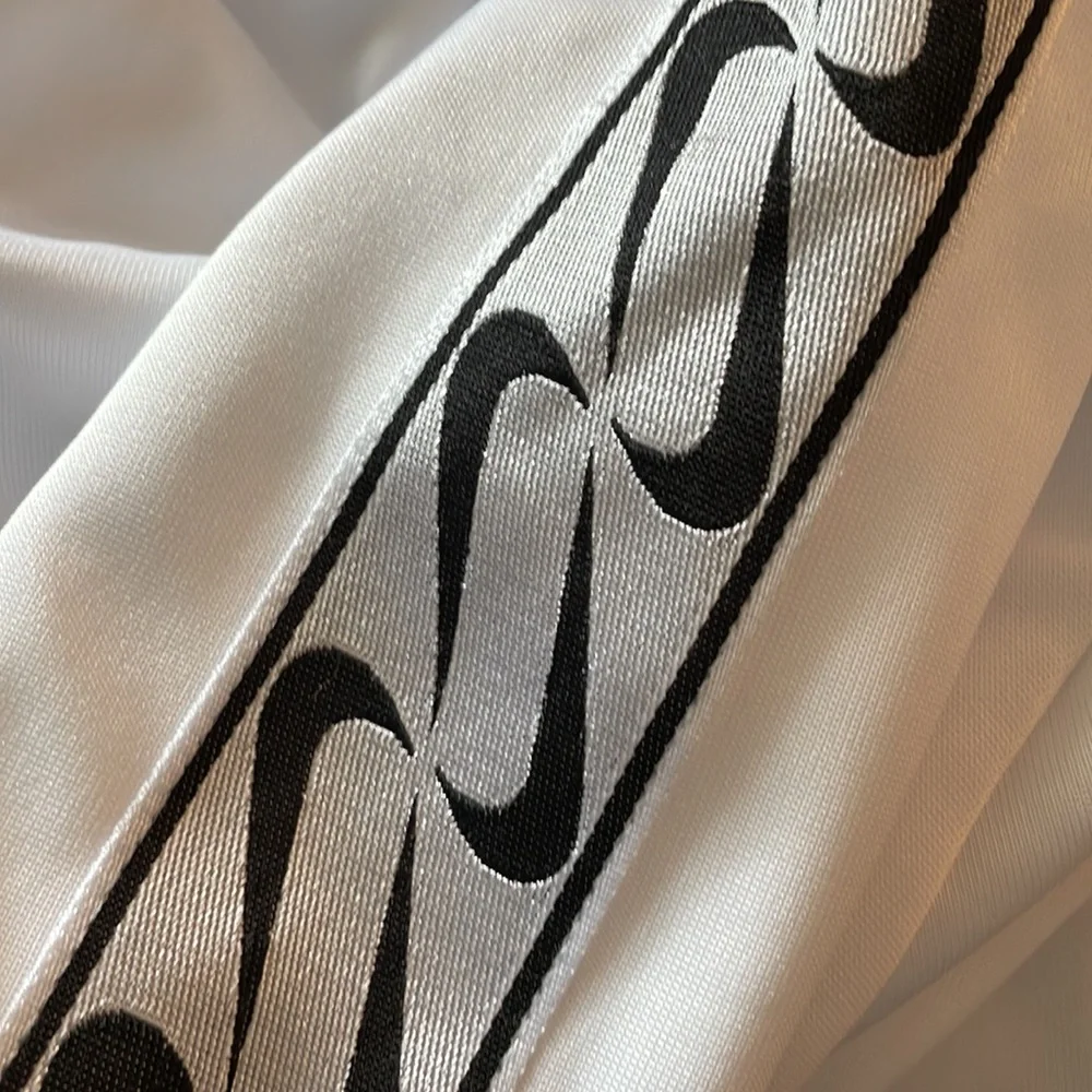 White Nike Crewneck Sweatshirt. - Picture 4 of 4